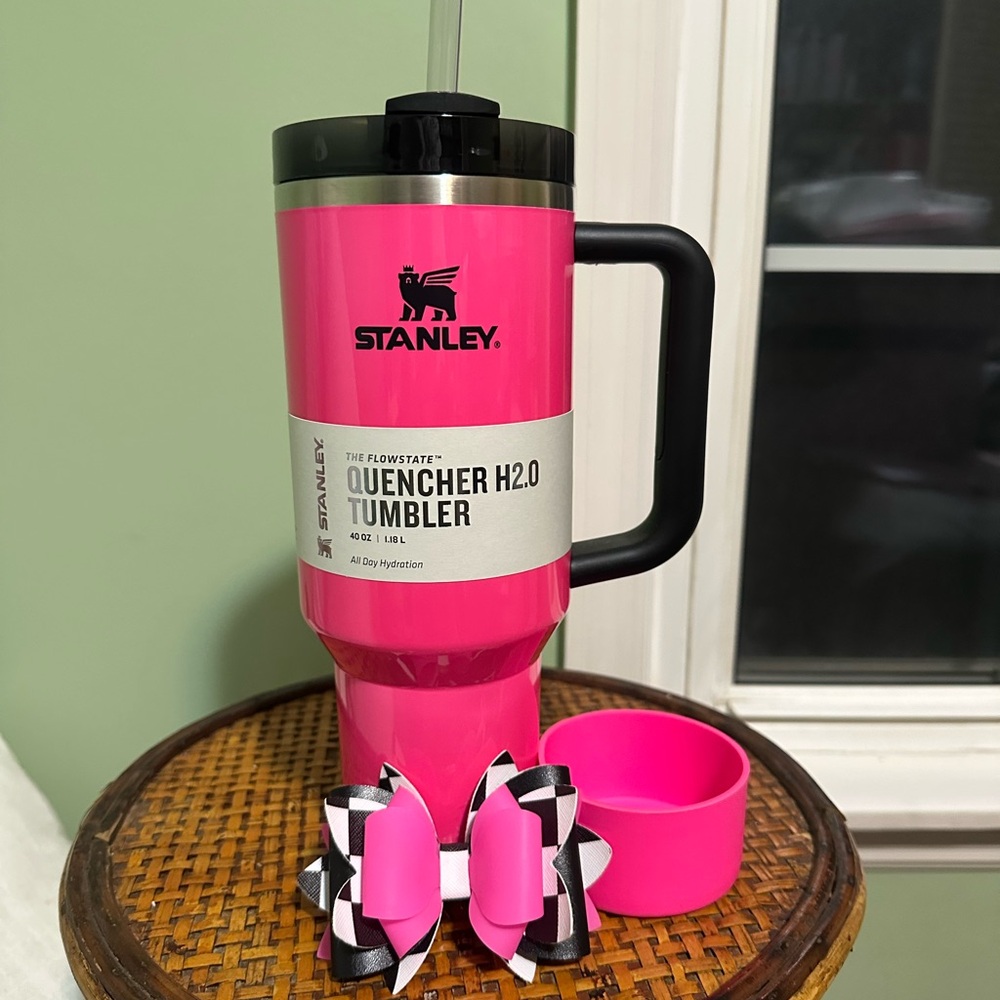 Stanley Neon Pink Quencher H2.0 40oz